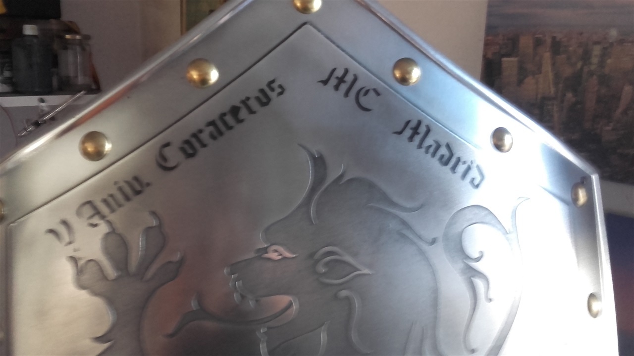 Incripción sobre armadura de metal