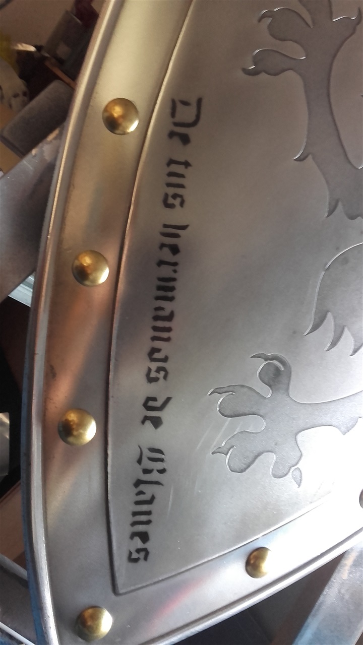 Incripción sobre armadura de metal